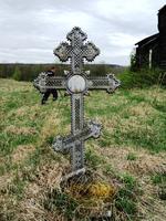 Крест около церкви.
