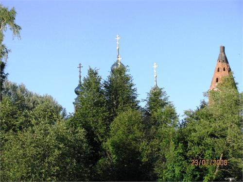 Церковь Леонтия, епископа Ростовского(справа)..Церковь Михаила Архангела(слева)