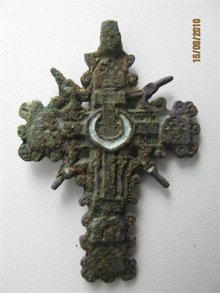 Крестик..(непонятное кольцо по середине)