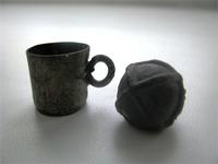 Пуля и мерная чашечка для пороха