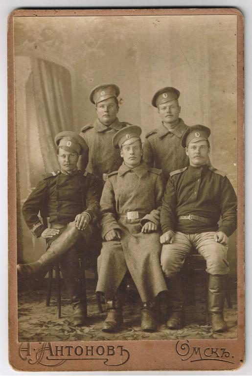 Прадед, стоит слева