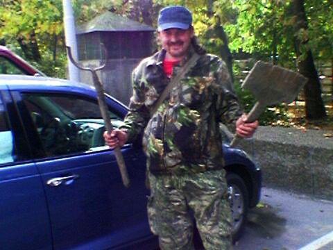 Немного хабора с чердачных поисков, привезли в клуб, сзади мой крася.