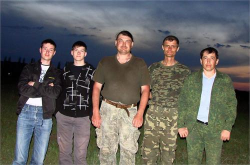 Вечер выезда на Криворожье. С права на лево, Роман, Женёк, Я, Димон и Григорий. Хорошего почти ничего не подняли, зато обгорели и устали.