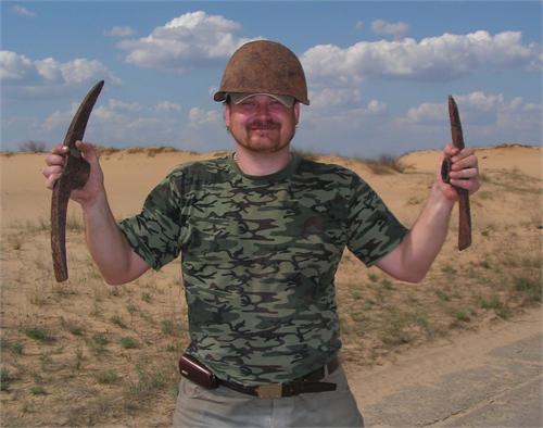 Вот так вот, искали одно, а нашли пару касок, два кайла и топор