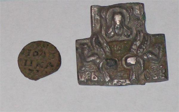 Вот это вырыл зверь, найдено в отвале норы, Петруша 1719г и серебряный крест переделаный в нательник какимто старовером, низ обрезан и подточен, с оборота ушко и отверстие под нитку.