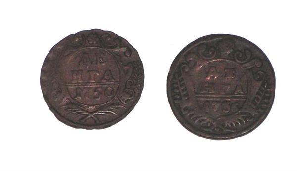 1736 год очень необычная, розетка смещена в право по отношению к оси, без гурта и очень большой кружок, оборот вообще странный.