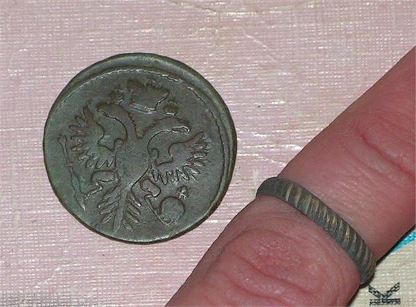 Деньга 1730 с вот таким вот хвостиком у орла и резное колечко.
