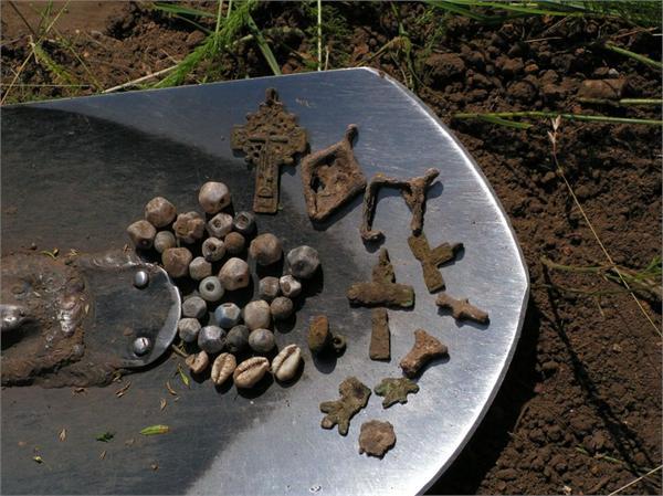 Всё было в одной лунке, рядом всё шурфанули по метру в каждую сторону и просеяли, ничего, видать закладуха какойто момзели.