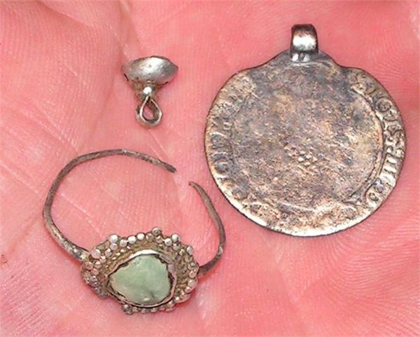 Серебряные колечко с натуральной берюзой, подвесочка и Сигизмунд 12грошей, правда от Сигизмунда остался только кусок воротника