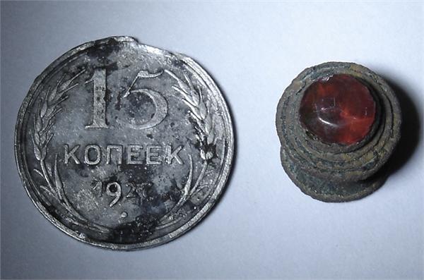 15 копеек  1927 год  и наверное часть какого то украшения...