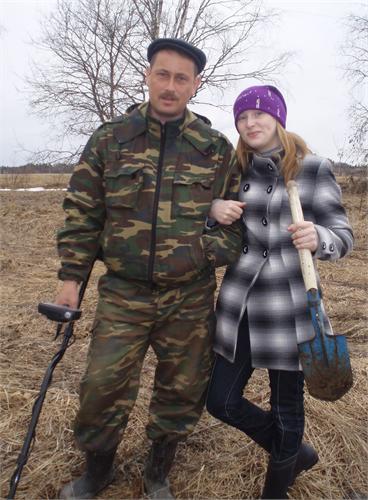 Это мы со старшей дочкой Лерой в д. Абатуриха, Вожегодского р-на, Вологодской обл., рядом с церковью. Но там пока ничего ценного не нашли.Всё в переди.