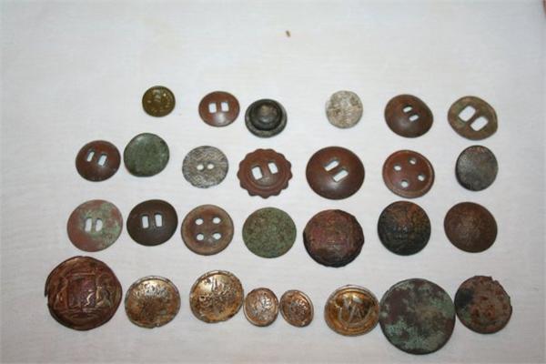 Немного пуговок с того года. Сейчас уже их ведро.