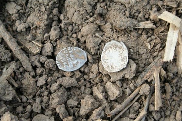 Найдены на месте церкви которая была разрушена в ВОВ. Всего было найдено 4300 штук (клад).