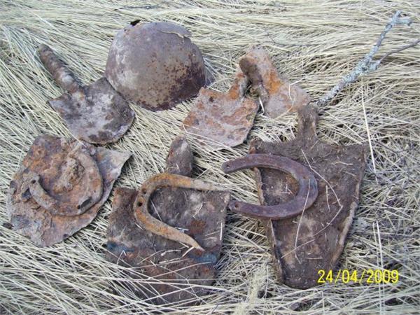 Копаясь в земле можно собрать не только коллекцию монет, но ещё и коллекцию лопат :)