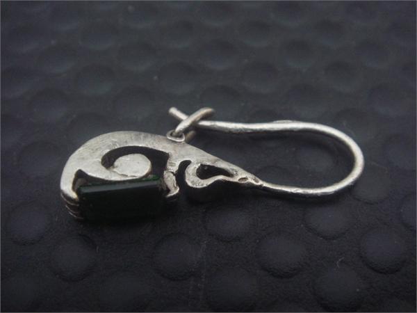 Серебрянная серга с камнем 