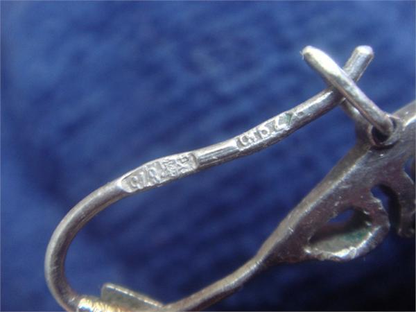 Серебрянная серга с камнем 