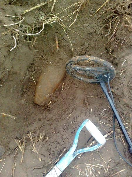 40-Й сигнал...снаряд.....оставил лежать так , как на фото...не выкопав до конца