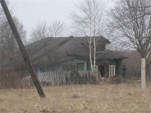 Жадная бабка грабит соседний дом.