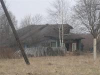 Жадная бабка грабит соседний дом.