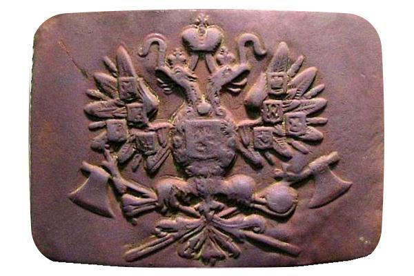 нашол такую же бляху! Только она чуть погнута! Интересно -понимаю что времен царской армии а каких войск и года ?