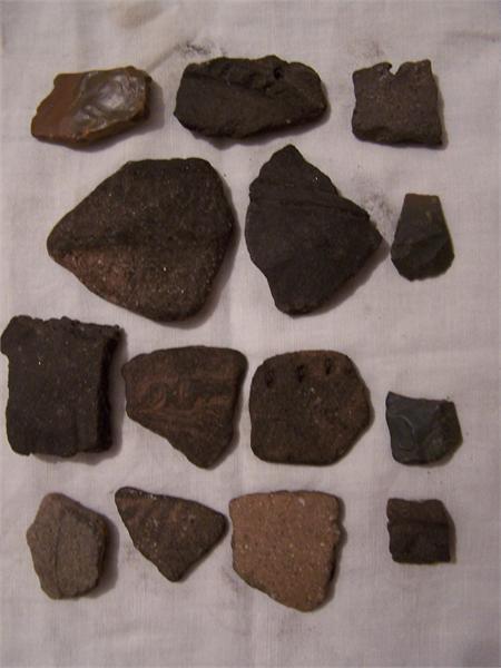 Остатки кирамики,скребки, наконечники 