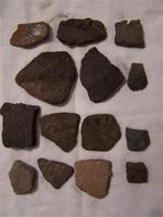 Остатки кирамики,скребки, наконечники 