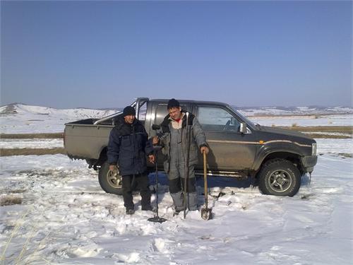 Улан-Удэ'нские Копатели на столько суровые.... Что копают - вооружившись не только лопатой, но и ломом! (я фотаю))