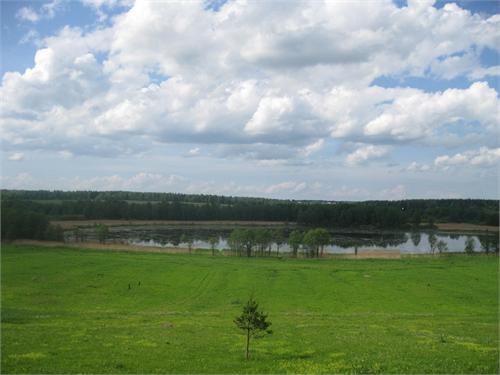 Ходят легенды что в этом озере утоплены телеги с серебром