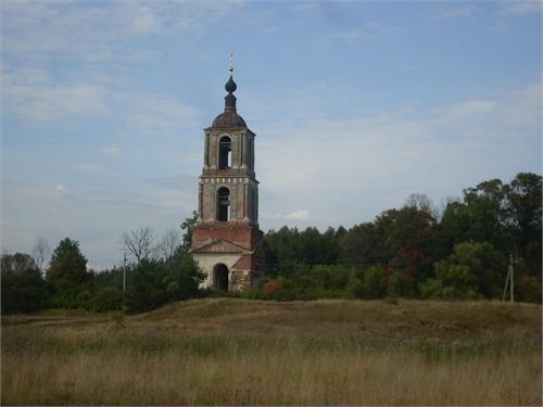 Церковь Николая Чудотворца 1813 г.   огромный холм из кирпичей - всё, что осталось от основного объема церкви