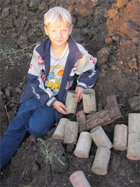 Молодое поколение копателей.Арт.гильзы от горной итальянской пушки 75/13.Кому-хабарок,а я и гильзы уволок!