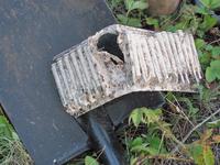 Расколбашенная прямым попаданием какого-то крупного калибра обойма итальянского пулемёта Бреда