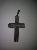 Крестик был найден случайно при копании земли.