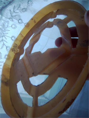 ножом вырезал прорези