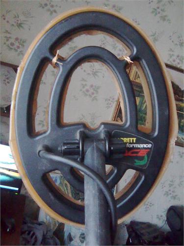 Закрепил на катушку с помощью капроновых ниток.