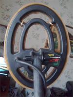 Закрепил на катушку с помощью капроновых ниток.