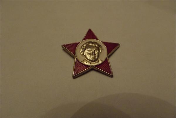 не сохранилась только прицепная булавка