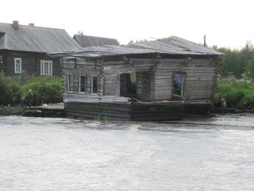 Обвалившийся дом на одном из островов за Архангельском