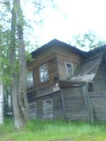 Дом съехал со свай.