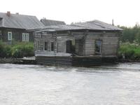 Обвалившийся дом на одном из островов за Архангельском