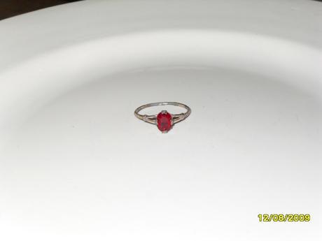 Нашел сын около сарая в деревне.Рубин серебряной оправе.