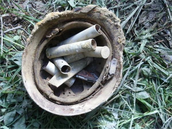 Шлем с подшлемником,гильзы от  штурмового пистолета