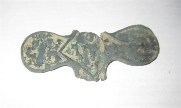 Две части в разных концах поля