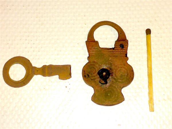 Ключик хранился в ста метрах от замочка в доме на другом берегу реки.Были замешаны романтические отношения?