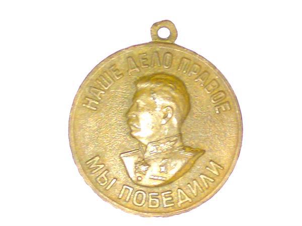 Медаль лежала в песочке под мхом,смахнул с неё пыль и сфотографировал,смотрите,какой сохран!Деревню снесли бульдозерами в 1984 году.