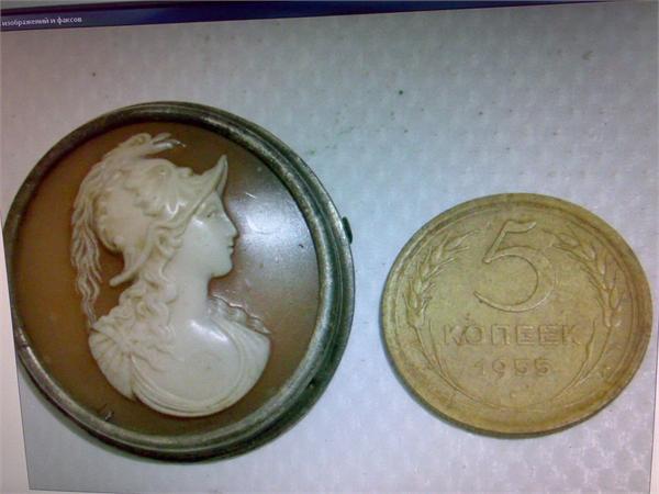Из песка показался кружок с фигурой,душа обмерла,подумал-камея!Оказалось-пластиковая крышка с защёлкой.Монета даже не мыта-сохран великолепный!