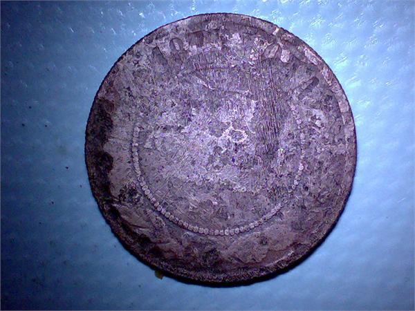 Волны монету потёрли песочком и битым кирпичом.Ценность ноль,а выкинуть совесть не позволяет,пускай лежит дома.