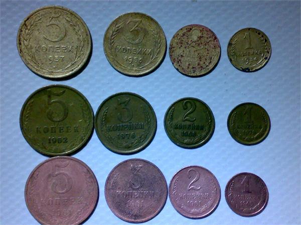 Вверху честные монеты из честного металла.Посередине образцы советов,хранившиеся в обычных условиях,внизу-советы тех же годов,пролежавшие на пляже вместе с монетами верхнего ряда.Вся их красота-лишь видимость,напыление.