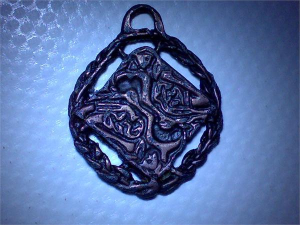 Вещица или из сувенирной лавки,или старинная,непонятно.Поднята из-под дёрна на поляне,облюбованной туристами.