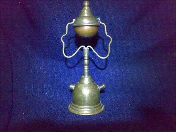 Подскажите,пожалуйста,что это?В нижней части шуршит земля,верхняя пустая.Я уверен,что эта вещь принадлежит какой-то религии,и в ней земля из святого места.