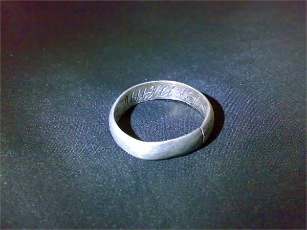 Интересное серебряное колечко.Внутри красивыми буквами написано: